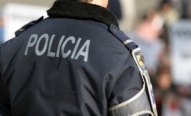 Homens são flagrados fumando maconha no Morro da Turquia