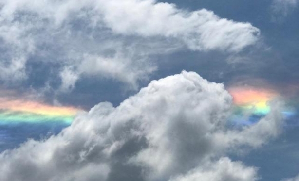 Fenômeno de nuvem de arco-íris de fogo é um fenômeno natural chamado  irisação ou iridescência